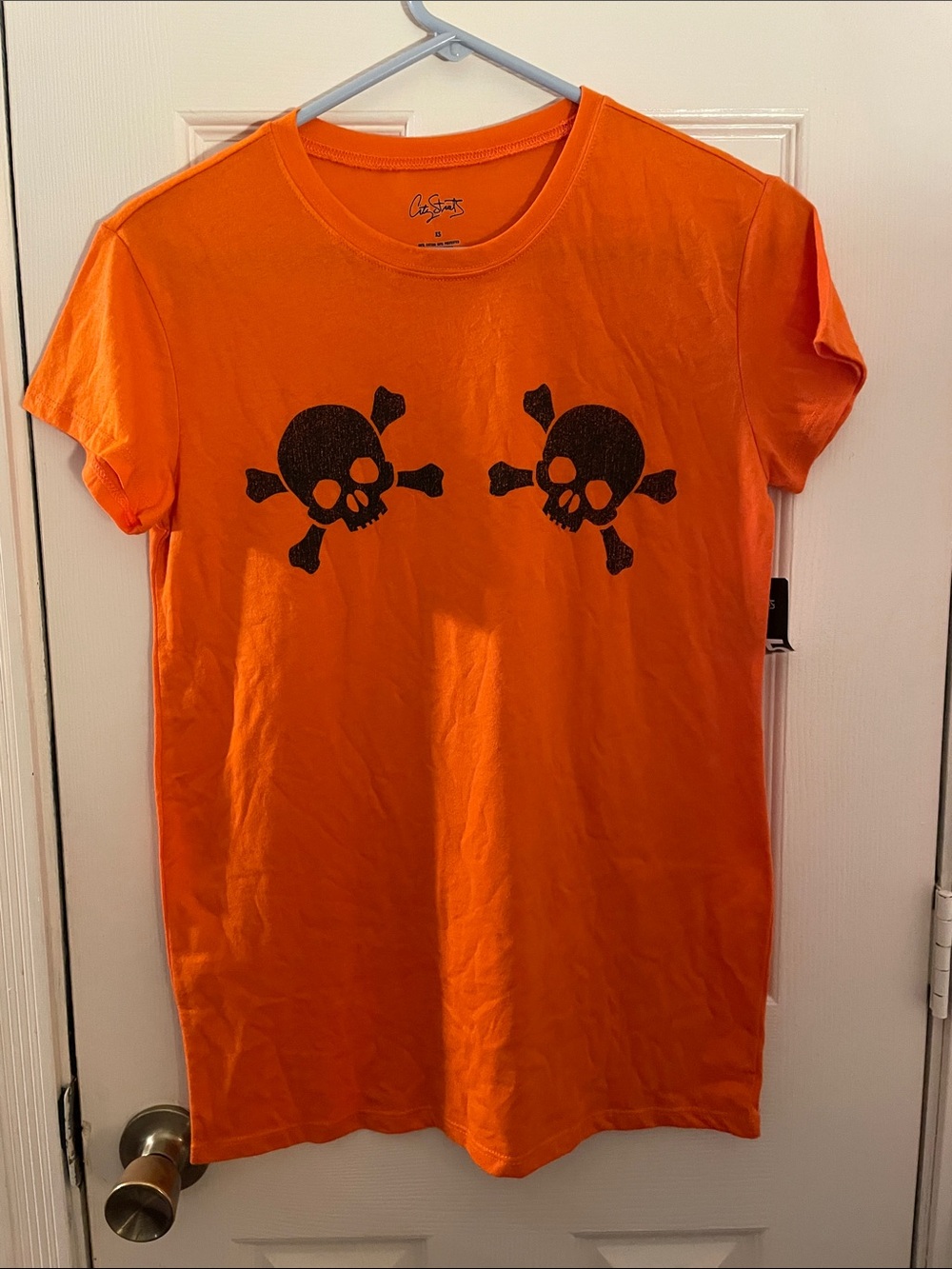 Seventy Orange Short Sleeve Tee with Black Skull Graphics NWT Juniors Xs